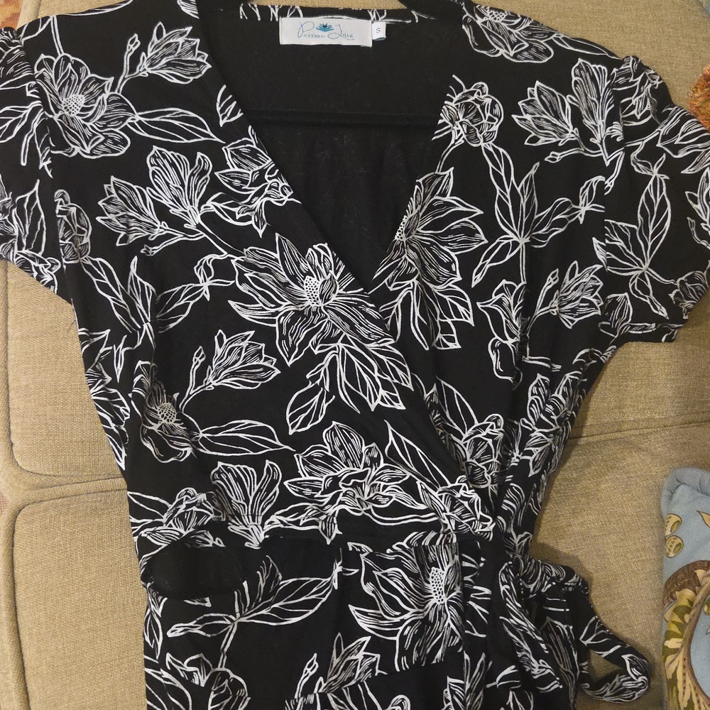 Beautiful, Sustainable, Maxi Wrap Dress In A Black/White Floral Pattern. Size S - Picture 12 of 13